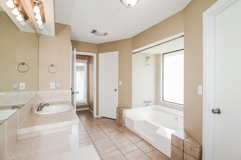 1,475/Mo, 1204 Lynn Fry Blvd Midwest City, OK 73130 Main Bathroom View