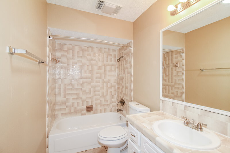1,475/Mo, 1204 Lynn Fry Blvd Midwest City, OK 73130 Bathroom View