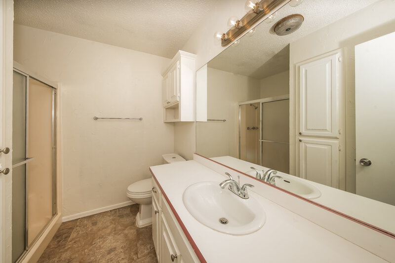 1,430/Mo, 1105 Northridge Rd Moore, OK 73160 Main Bathroom View