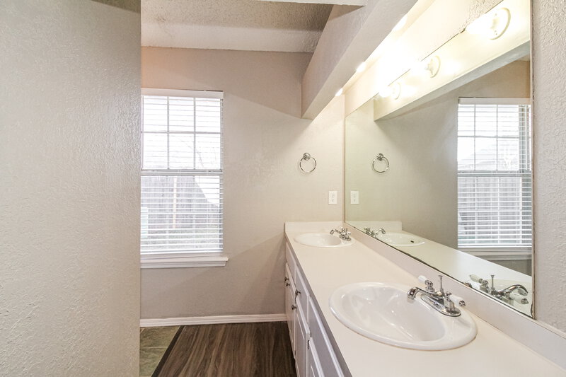 1,535/Mo, 503 Clover Rd Moore, OK 73160 Main Bathroom View