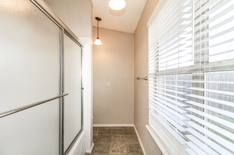 1,535/Mo, 503 Clover Rd Moore, OK 73160 Main Bathroom View 2