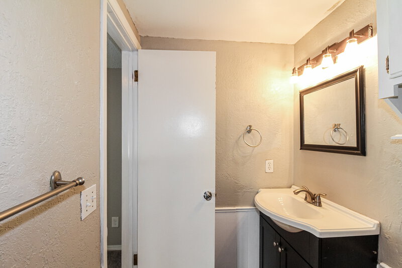 1,535/Mo, 503 Clover Rd Moore, OK 73160 Bathroom View