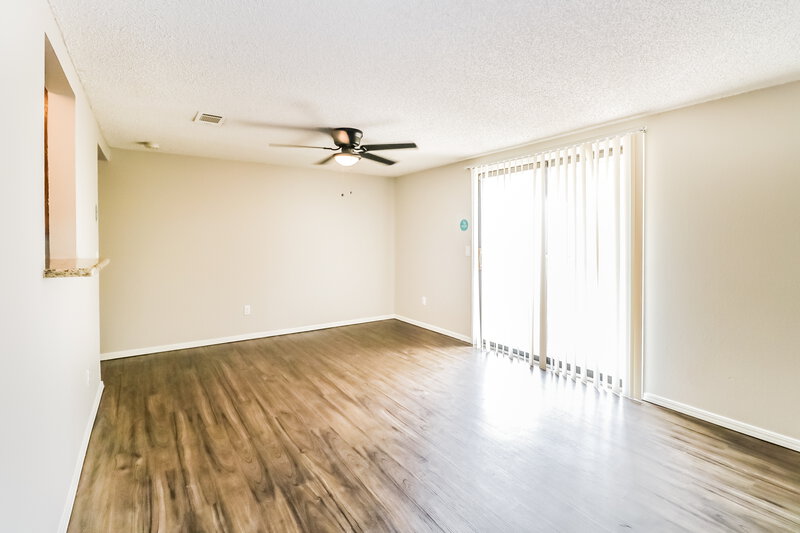 1,330/Mo, 10305 S Winston Way Oklahoma City, OK 73139 Living Room View