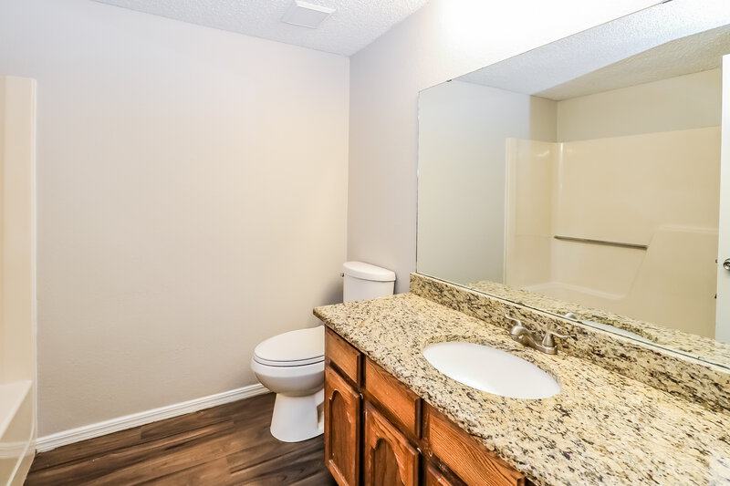 1,330/Mo, 10305 S Winston Way Oklahoma City, OK 73139 Bathroom View