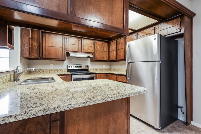 1,595/Mo, 12913 Heron Ln Oklahoma City, OK 73170 Kitchen View 2