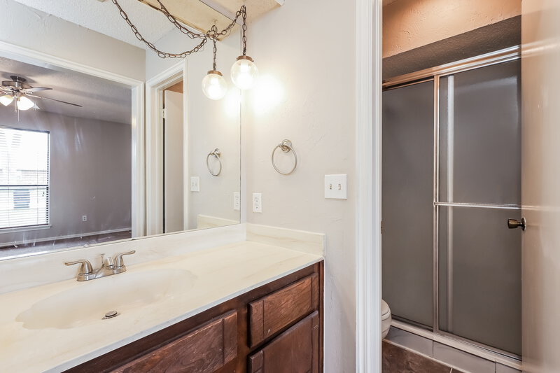 1,595/Mo, 12913 Heron Ln Oklahoma City, OK 73170 Main Bathroom View