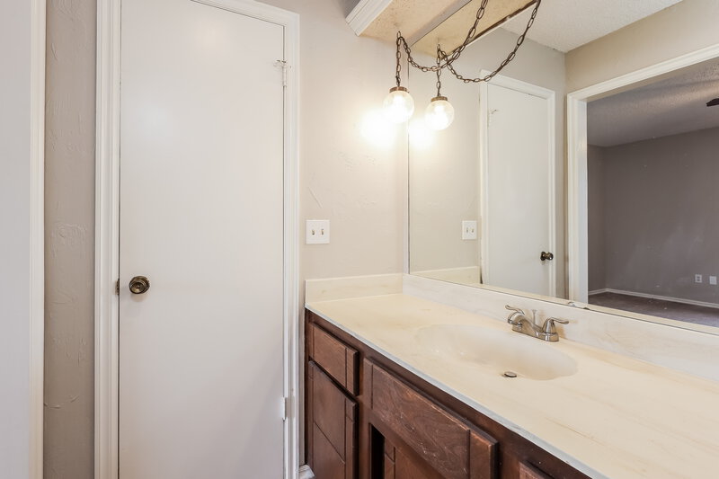 1,595/Mo, 12913 Heron Ln Oklahoma City, OK 73170 Main Bathroom View 2