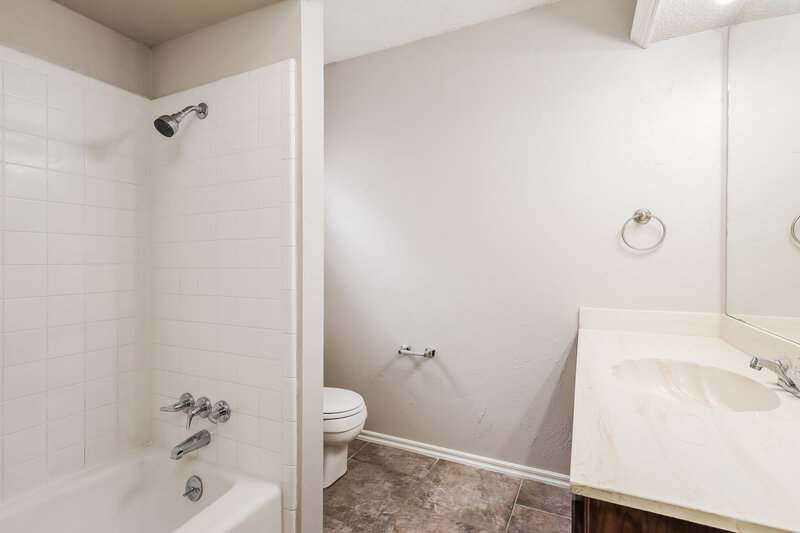 1,595/Mo, 12913 Heron Ln Oklahoma City, OK 73170 Bathroom View
