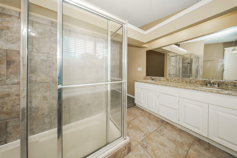 1,855/Mo, 616 Stoneridge Dr Moore, OK 73160 Main Bathroom View