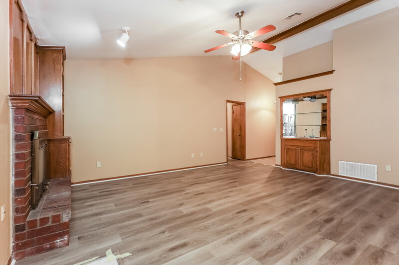 1,475/Mo, 2205 NE 9th St Moore, OK 73160 Living Room View 2
