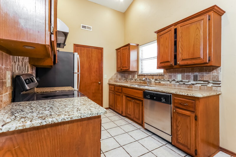 1,475/Mo, 2205 NE 9th St Moore, OK 73160 Kitchen View