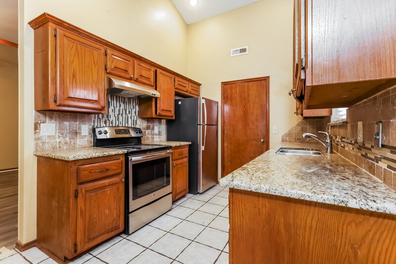 1,475/Mo, 2205 NE 9th St Moore, OK 73160 Kitchen View 2
