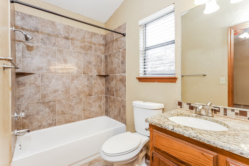 1,475/Mo, 2205 NE 9th St Moore, OK 73160 Main Bathroom View