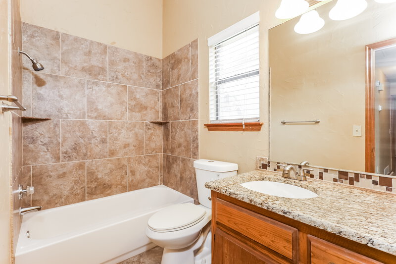 1,475/Mo, 2205 NE 9th St Moore, OK 73160 Bathroom View