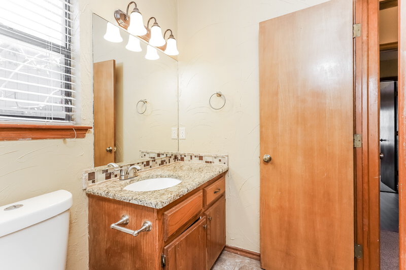 1,475/Mo, 2205 NE 9th St Moore, OK 73160 Bathroom View 2
