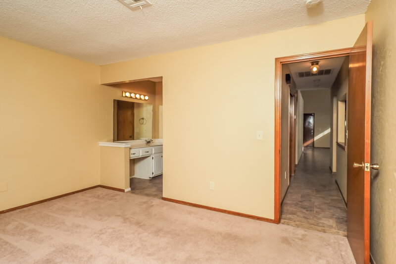 1,630/Mo, 7728 Doris Dr Oklahoma City, OK 73162 Main Bathroom View