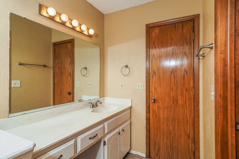 1,630/Mo, 7728 Doris Dr Oklahoma City, OK 73162 Main Bathroom View 2