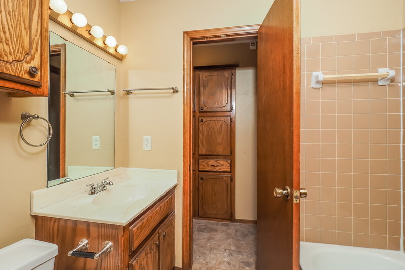 1,630/Mo, 7728 Doris Dr Oklahoma City, OK 73162 Bathroom View