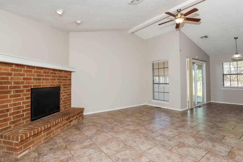 1,505/Mo, 2301 Fairfield Dr Edmond, OK 73012 Living Room View 3