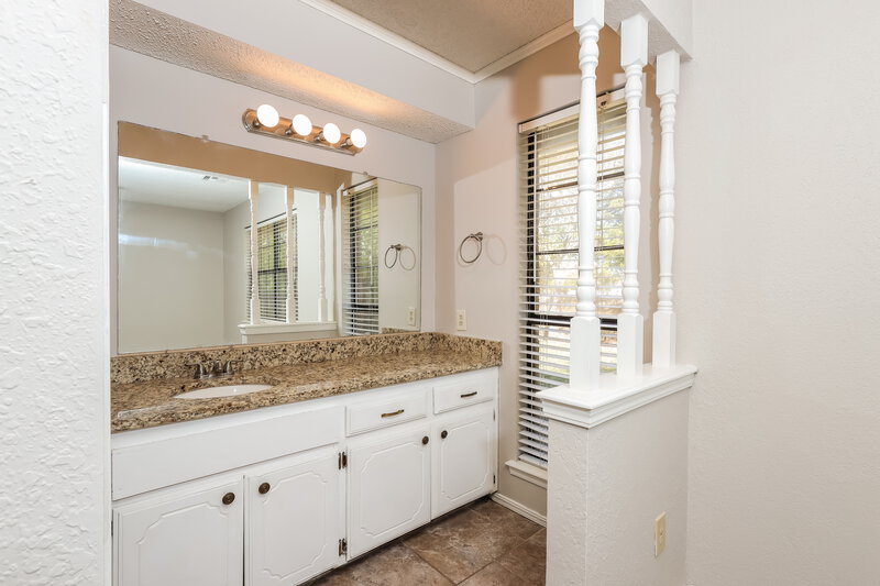 1,505/Mo, 2301 Fairfield Dr Edmond, OK 73012 Main Bathroom View