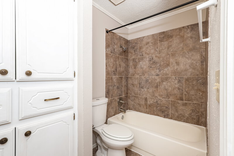 1,505/Mo, 2301 Fairfield Dr Edmond, OK 73012 Main Bathroom View 2