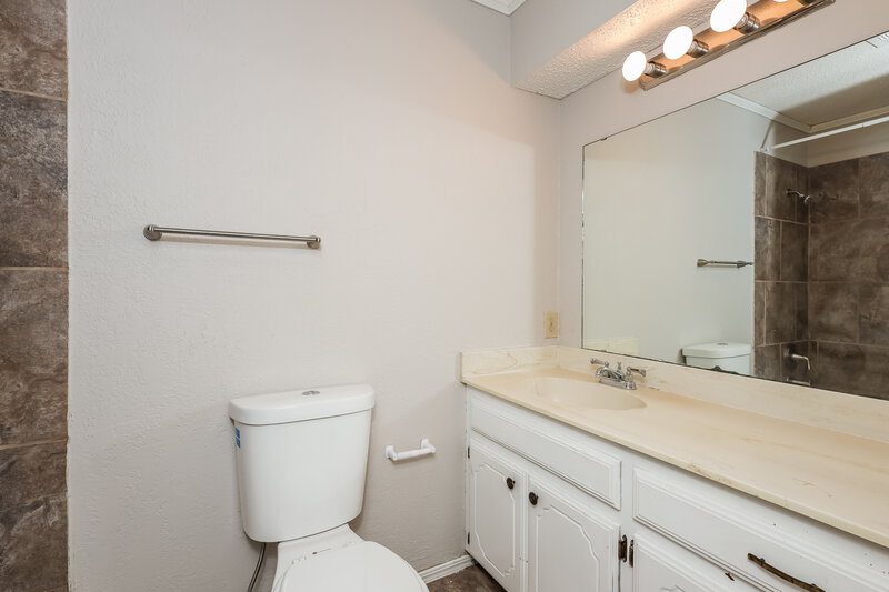 1,505/Mo, 2301 Fairfield Dr Edmond, OK 73012 Bathroom View