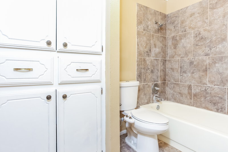 1,505/Mo, 2301 Fairfield Dr Edmond, OK 73012 Bathroom View 2