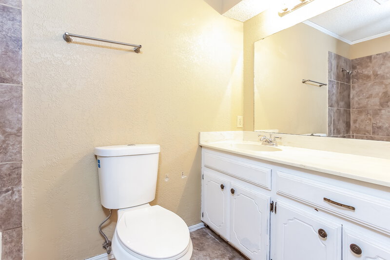 1,505/Mo, 2301 Fairfield Dr Edmond, OK 73012 Bathroom View 3