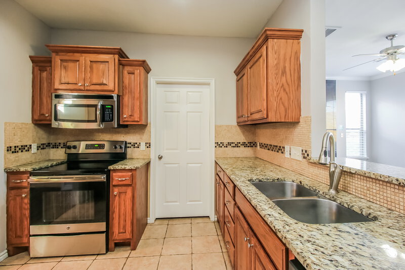 1,495/Mo, 12001 Garden Ct Oklahoma City, OK 73170 Kitchen View 2