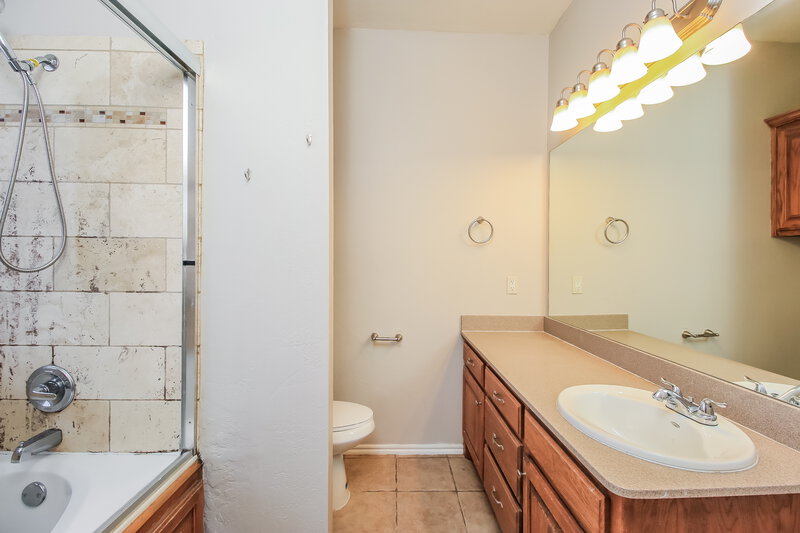 1,495/Mo, 12001 Garden Ct Oklahoma City, OK 73170 Main Bathroom View