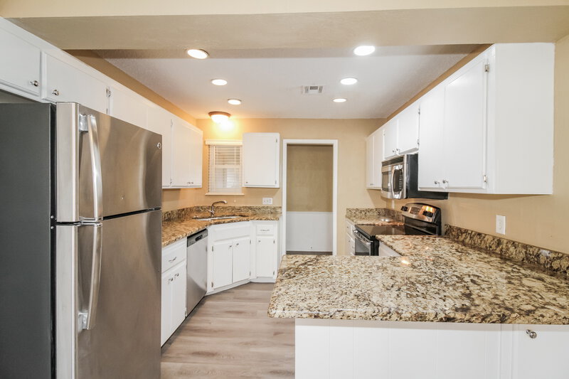 1,495/Mo, 501 S Bouziden Dr Moore, OK 73160 Kitchen View