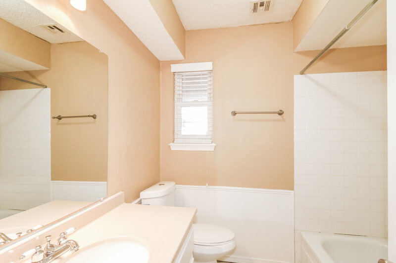 1,495/Mo, 501 S Bouziden Dr Moore, OK 73160 Bathroom View