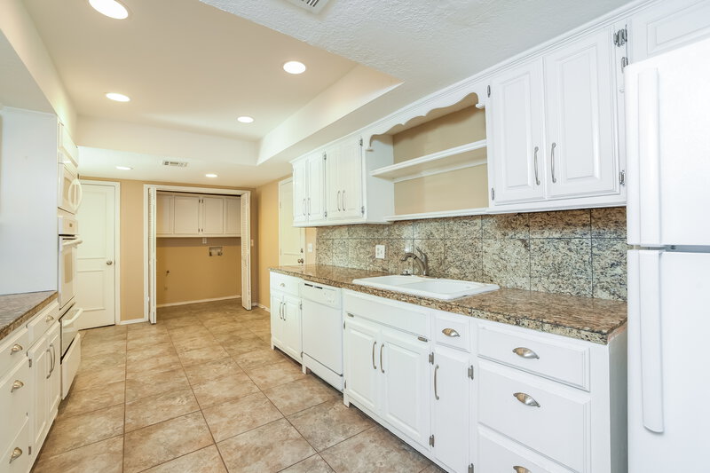 1,665/Mo, 10004 Southridge Dr Oklahoma City, OK 73159 Kitchen View 2