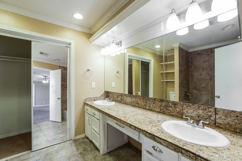 1,665/Mo, 10004 Southridge Dr Oklahoma City, OK 73159 Main Bathroom View