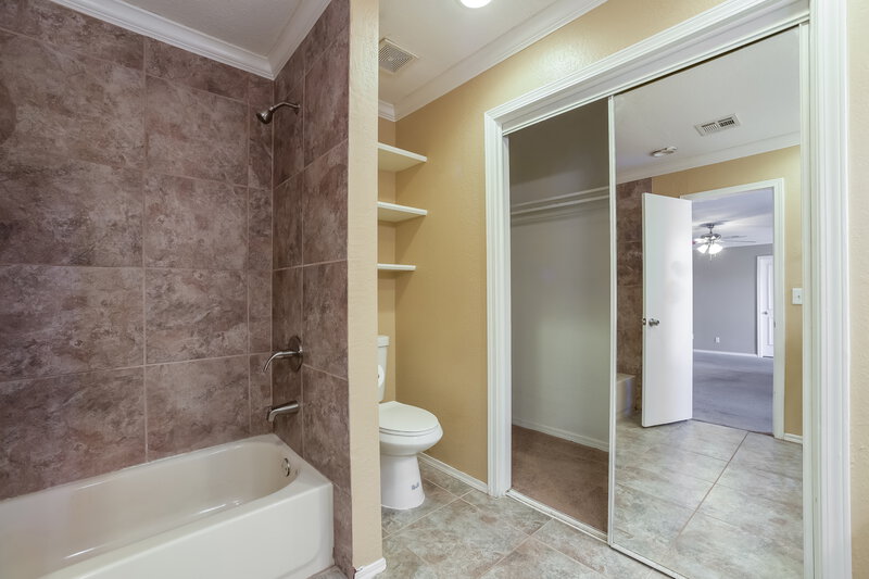 1,665/Mo, 10004 Southridge Dr Oklahoma City, OK 73159 Main Bathroom View 2