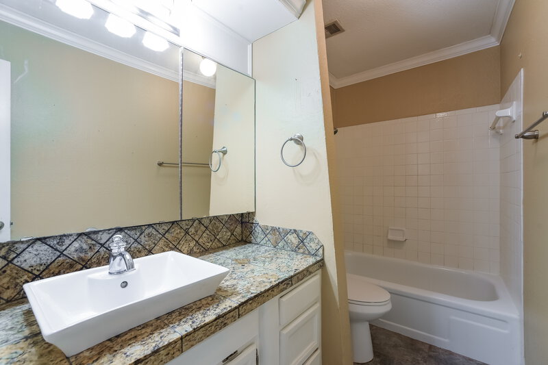 1,665/Mo, 10004 Southridge Dr Oklahoma City, OK 73159 Bathroom View