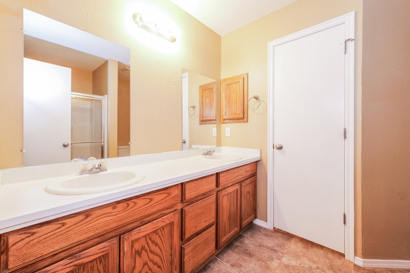 1,675/Mo, 13312 Mayberry Pl Oklahoma City, OK 73142 Main Bathroom View