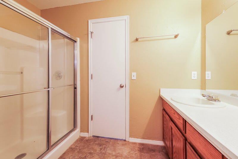 1,675/Mo, 13312 Mayberry Pl Oklahoma City, OK 73142 Main Bathroom View 2