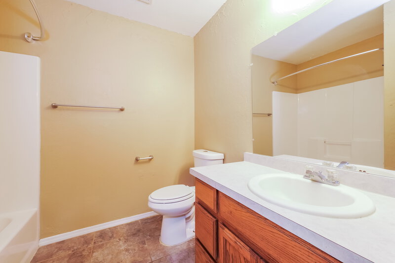 1,675/Mo, 13312 Mayberry Pl Oklahoma City, OK 73142 Bathroom View