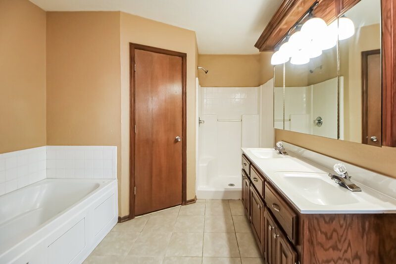 1,595/Mo, 2817 SE 96th St Oklahoma City, OK 73160 Main Bathroom View