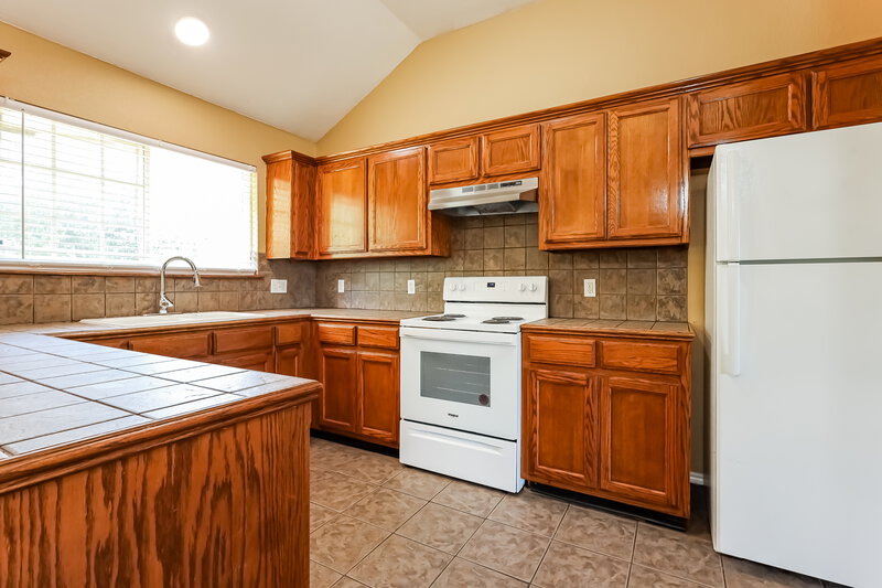 2,230/Mo, 2321 Fruitful Dr Midwest City, OK 73130 Kitchen View