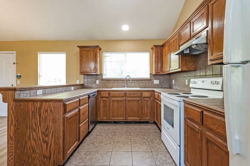 2,230/Mo, 2321 Fruitful Dr Midwest City, OK 73130 Kitchen View 2
