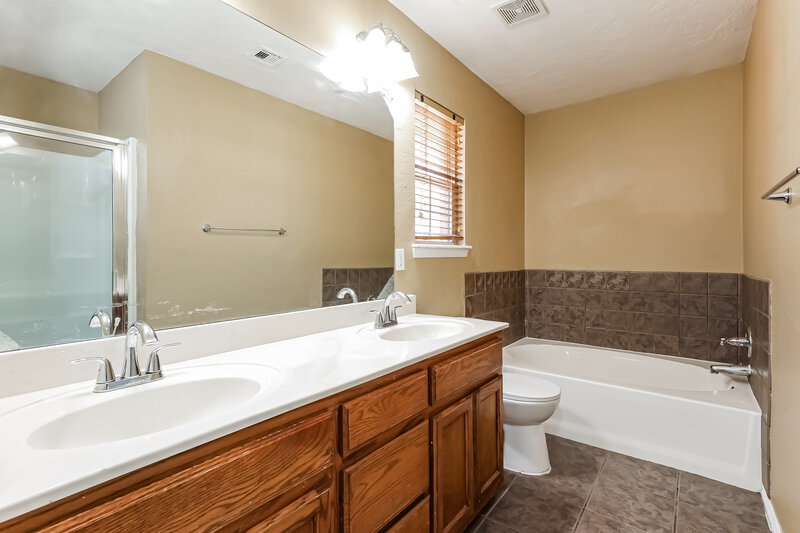 2,230/Mo, 2321 Fruitful Dr Midwest City, OK 73130 Main Bathroom View