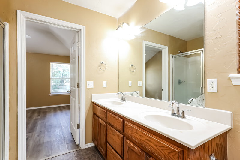2,230/Mo, 2321 Fruitful Dr Midwest City, OK 73130 Main Bathroom View 2