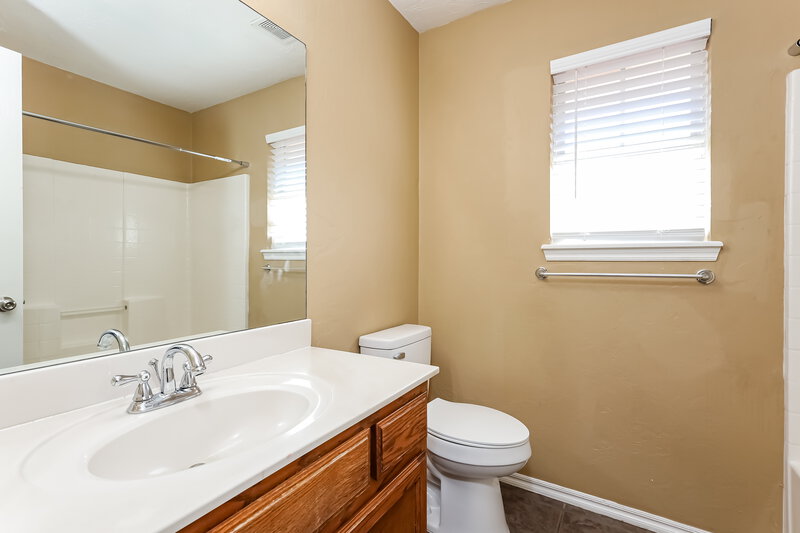 2,230/Mo, 2321 Fruitful Dr Midwest City, OK 73130 Bathroom View