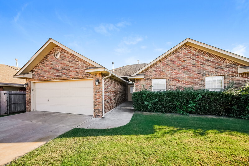 1,505/Mo, 912 SW 38th St Moore, OK 73160 Front View