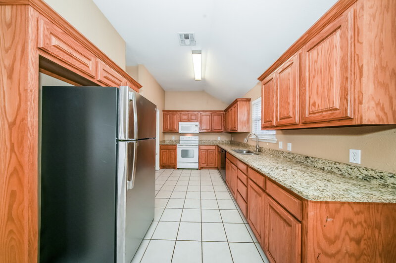 1,505/Mo, 912 SW 38th St Moore, OK 73160 Kitchen View