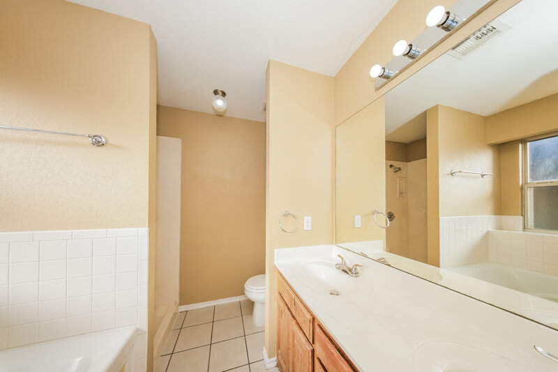 1,505/Mo, 912 SW 38th St Moore, OK 73160 Main Bathroom View