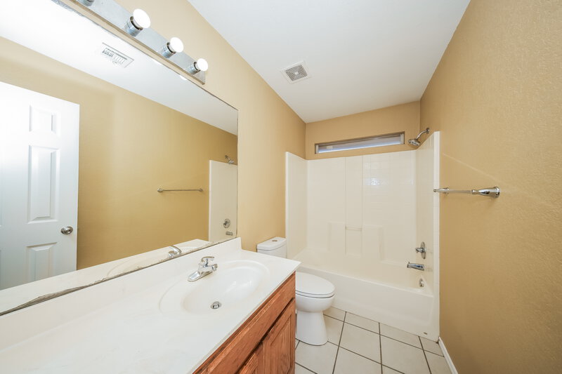 1,505/Mo, 912 SW 38th St Moore, OK 73160 Bathroom View