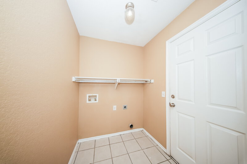 1,505/Mo, 912 SW 38th St Moore, OK 73160 Laundry Room View